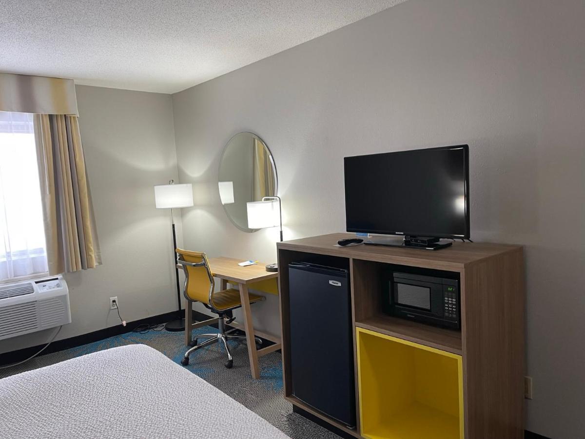Days Inn By Wyndham Colby Εξωτερικό φωτογραφία