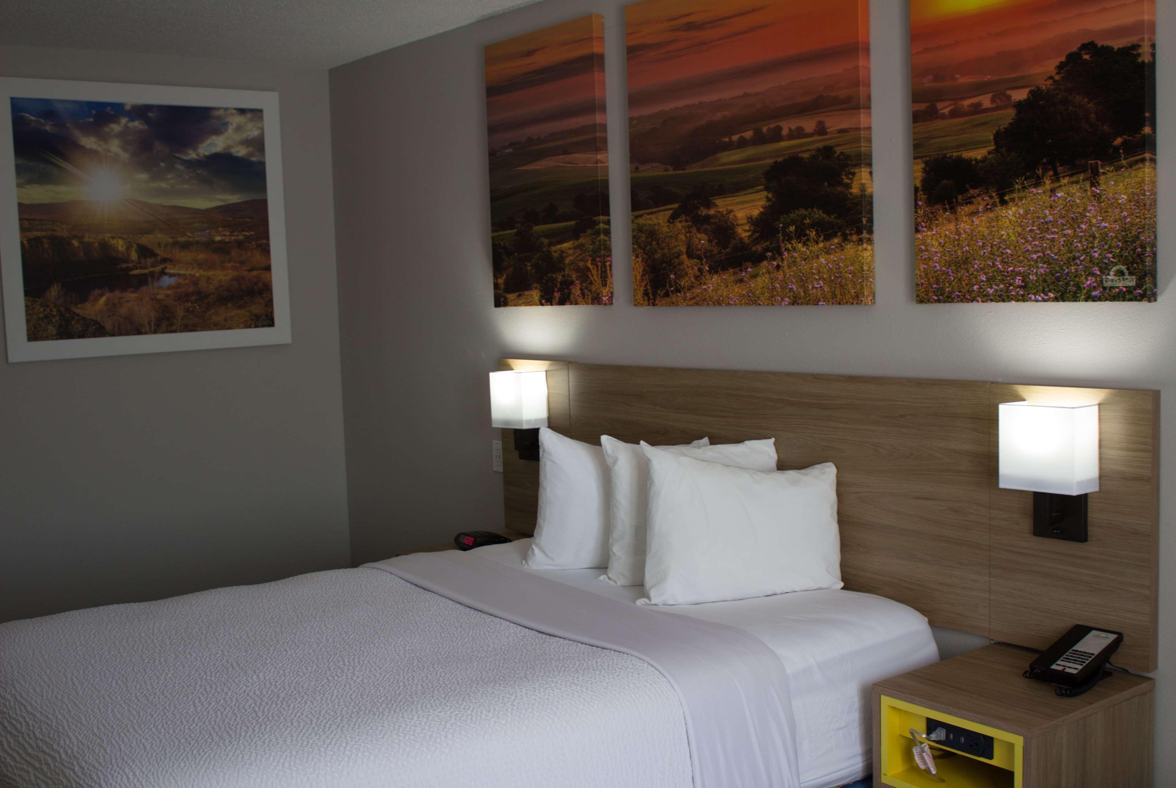 Days Inn By Wyndham Colby Εξωτερικό φωτογραφία